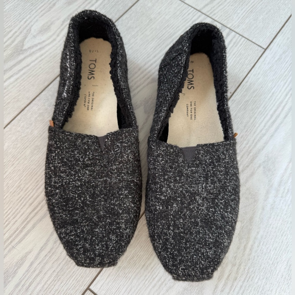 Tom’s 7.5 women’s Sherpa slippers black gray tweed wool cozy neutral casual